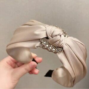 Luxurious Satin Knot Champagne Cream Headband with Rhinestone Accent NWT ✨✨🔥💗